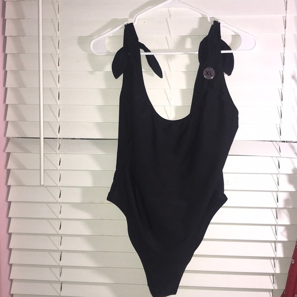 Simple black one piece - Picture 4 of 4